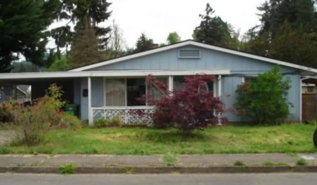 House for rent at 1146 S 7th St, Cottage Grove, OR 97424