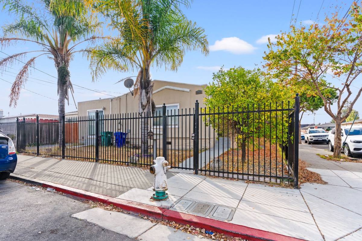 House for rent at 1900 103rd Ave, Oakland, CA 94603