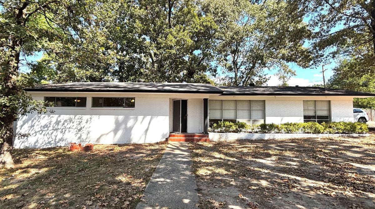House for rent at 2302 College Dr, Texarkana, TX 75503