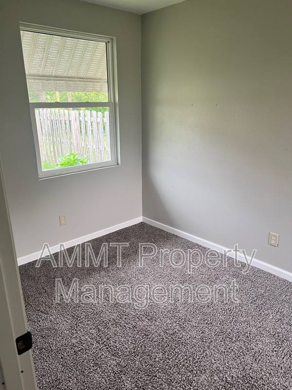 Apartment for rent at 1347 22nd Ave SW, Cedar Rapids, IA 52404
