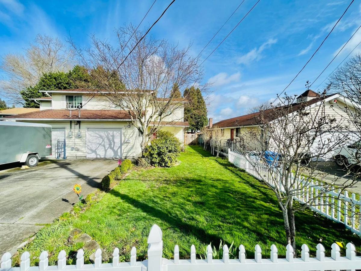 Townhouse for rent at 713 8th Ave Place NW #2, Puyallup, WA 98371