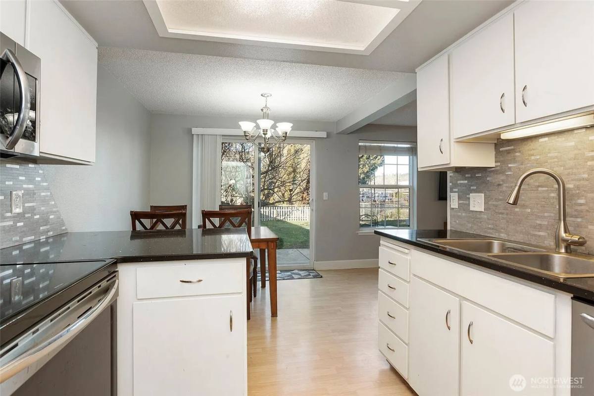 Townhouse for rent at 713 8th Ave Place NW #2, Puyallup, WA 98371