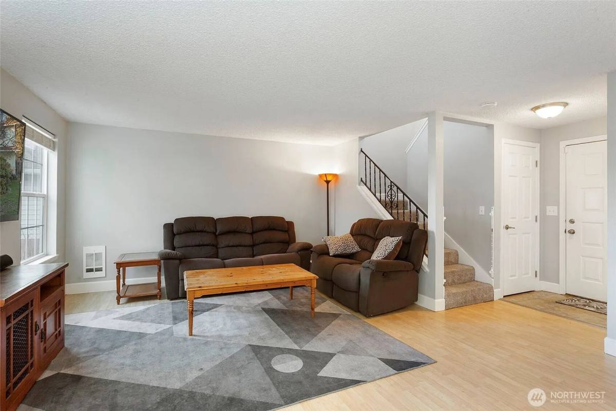 Townhouse for rent at 713 8th Ave Place NW #2, Puyallup, WA 98371