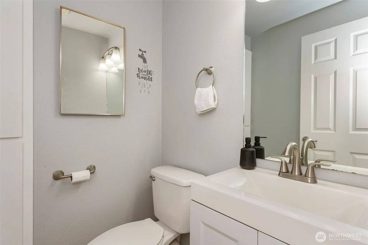 Townhouse for rent at 713 8th Ave Place NW #2, Puyallup, WA 98371