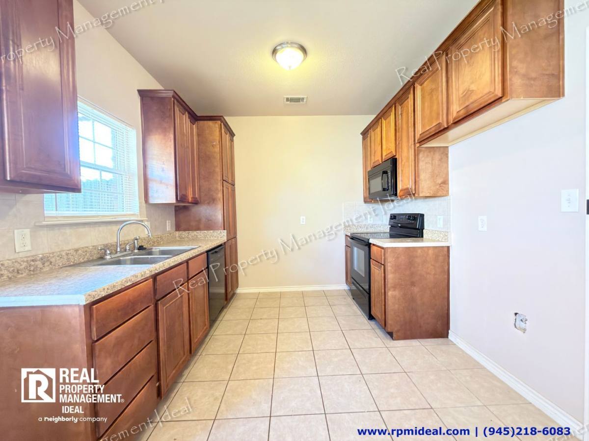 House for rent at 916 Parkplace Ridge, Princeton, TX 75407
