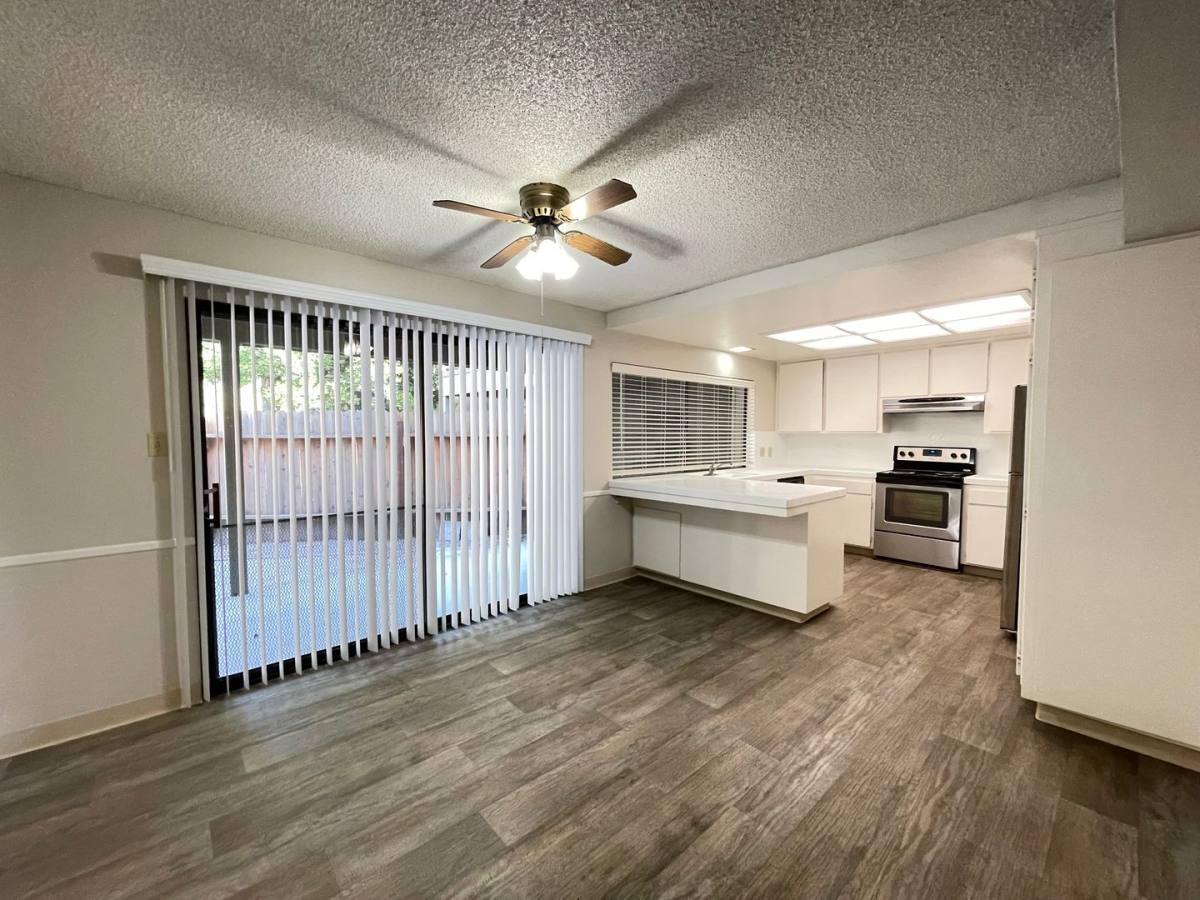 Townhouse for rent at 1129 Silver Lake Dr, Sacramento, CA 95831