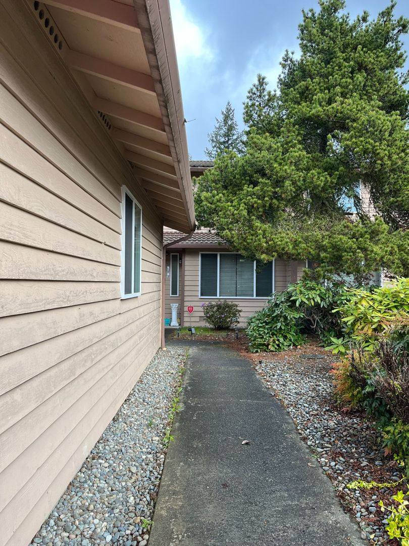 Townhouse for rent at 10411-10417 7th St E, Puyallup, WA 98372