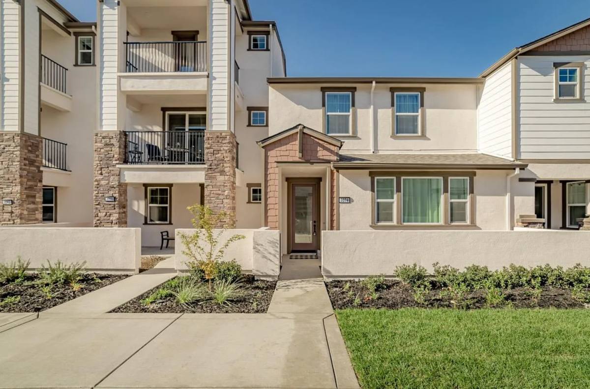 Townhouse for rent at 3074 Seaspray Walk, Sacramento, CA 95833