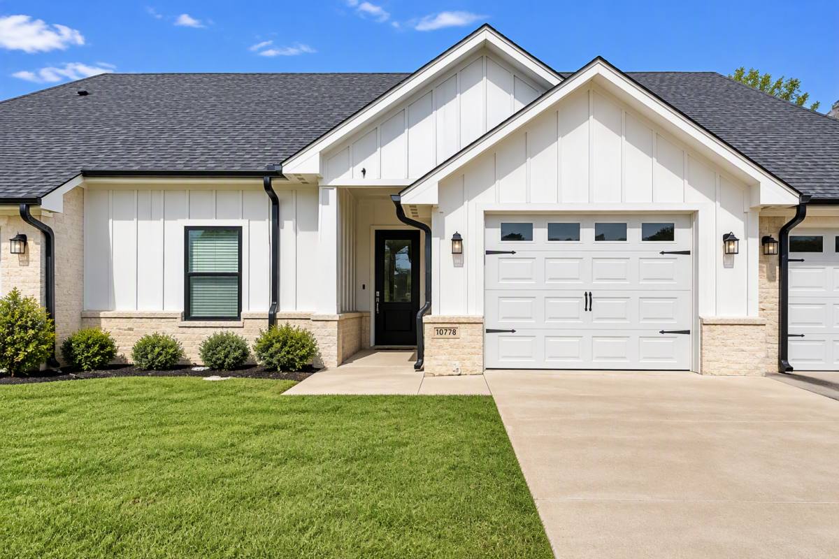 Townhouse for rent at 10778 CR 169, Flint, TX 75762
