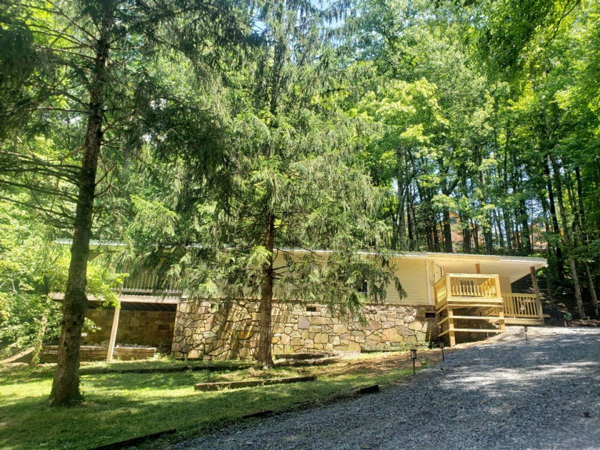 House for rent at 1110 S Spring Hollow Rd, Sevierville, TN 37876