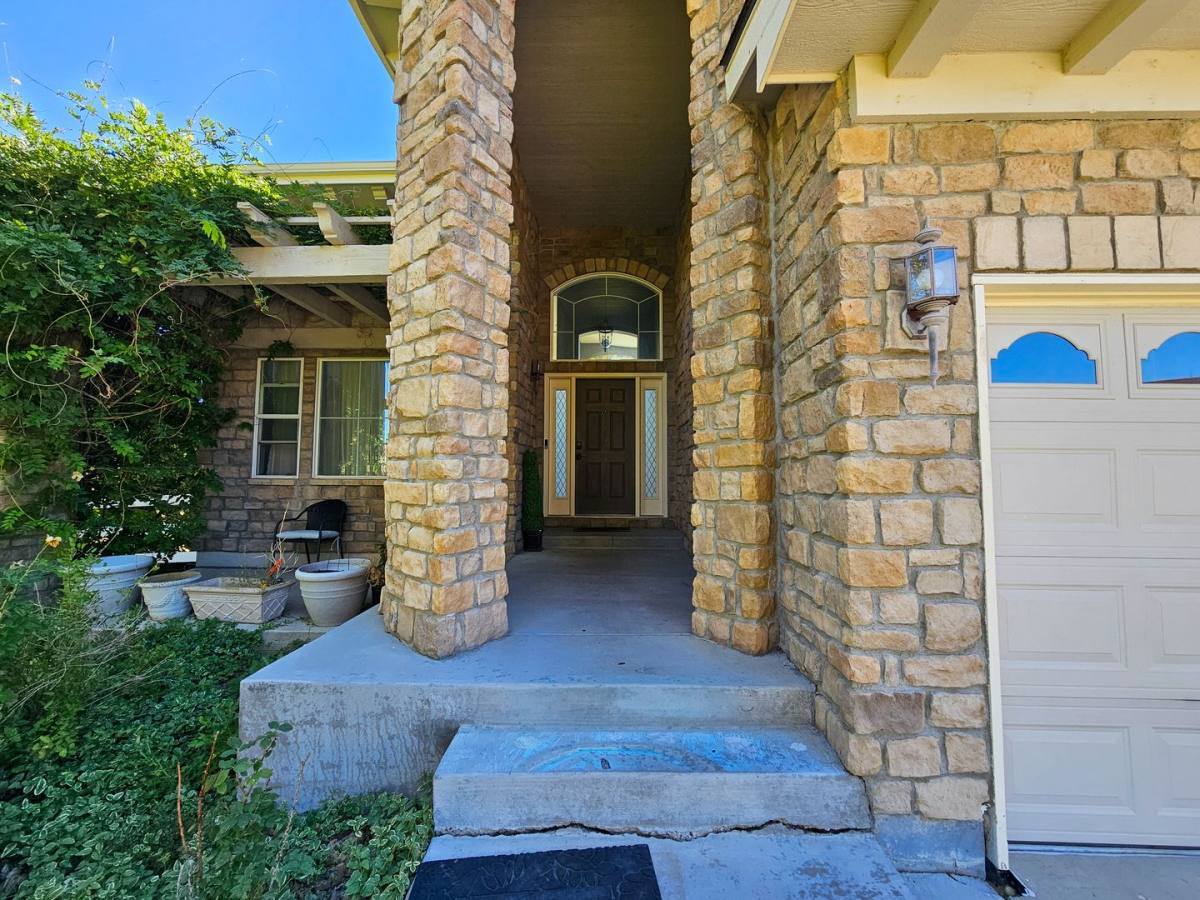 House for rent at 1550 S De Gualle Circle, Aurora, CO 80018