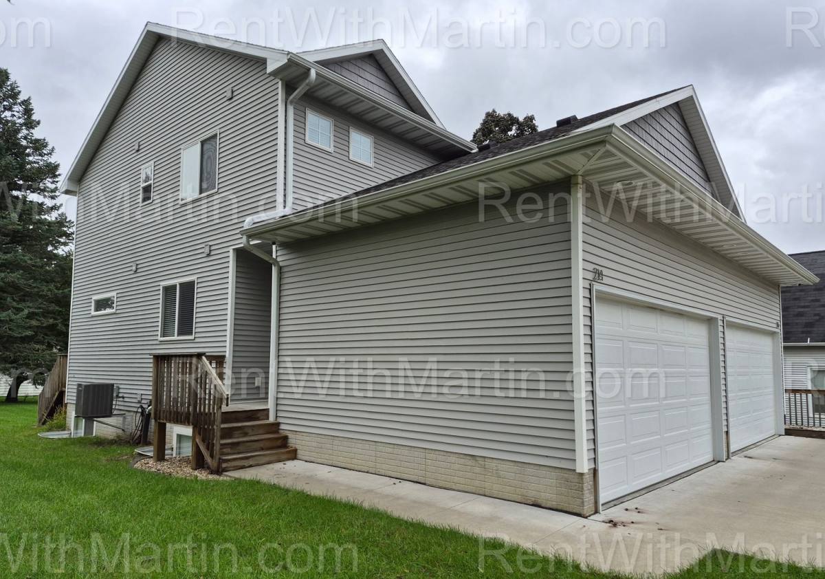 Apartment for rent at 214-216 N Francis St, Cedar Falls, IA 50613