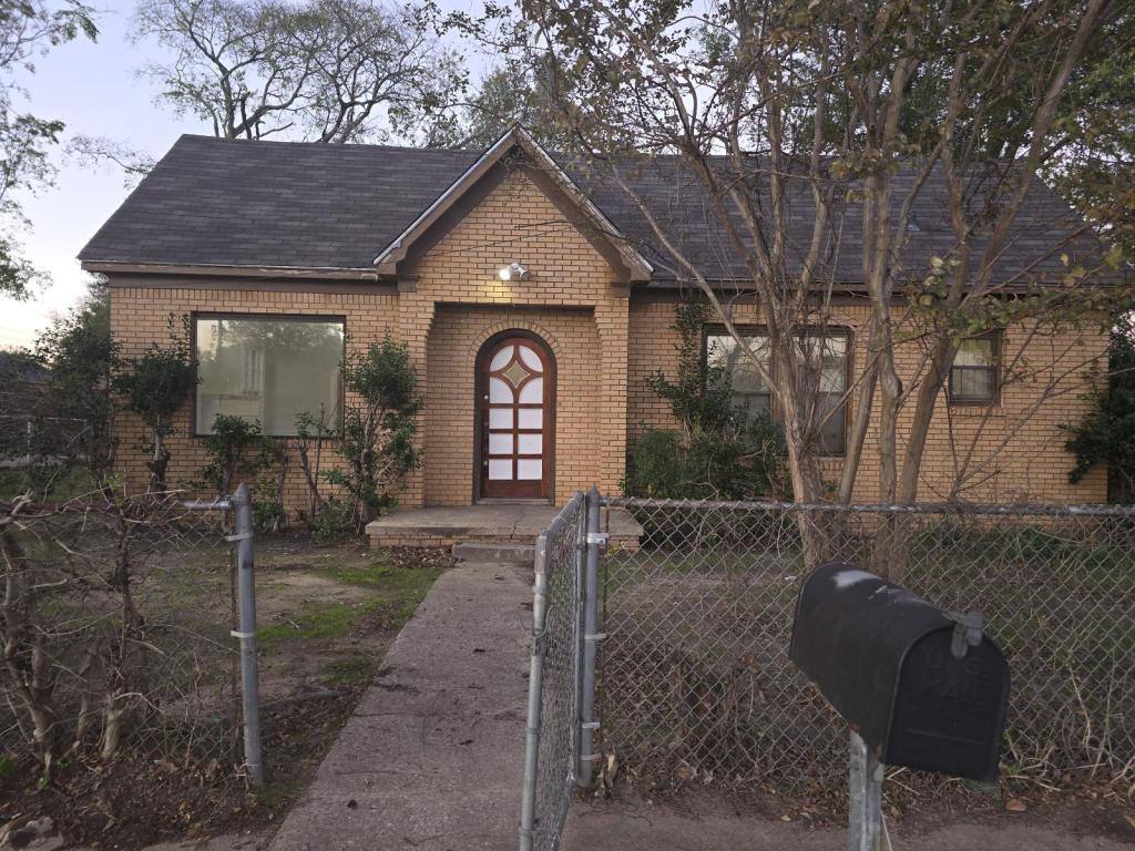 House for rent at 1030 E Front St, Tyler, TX 75702