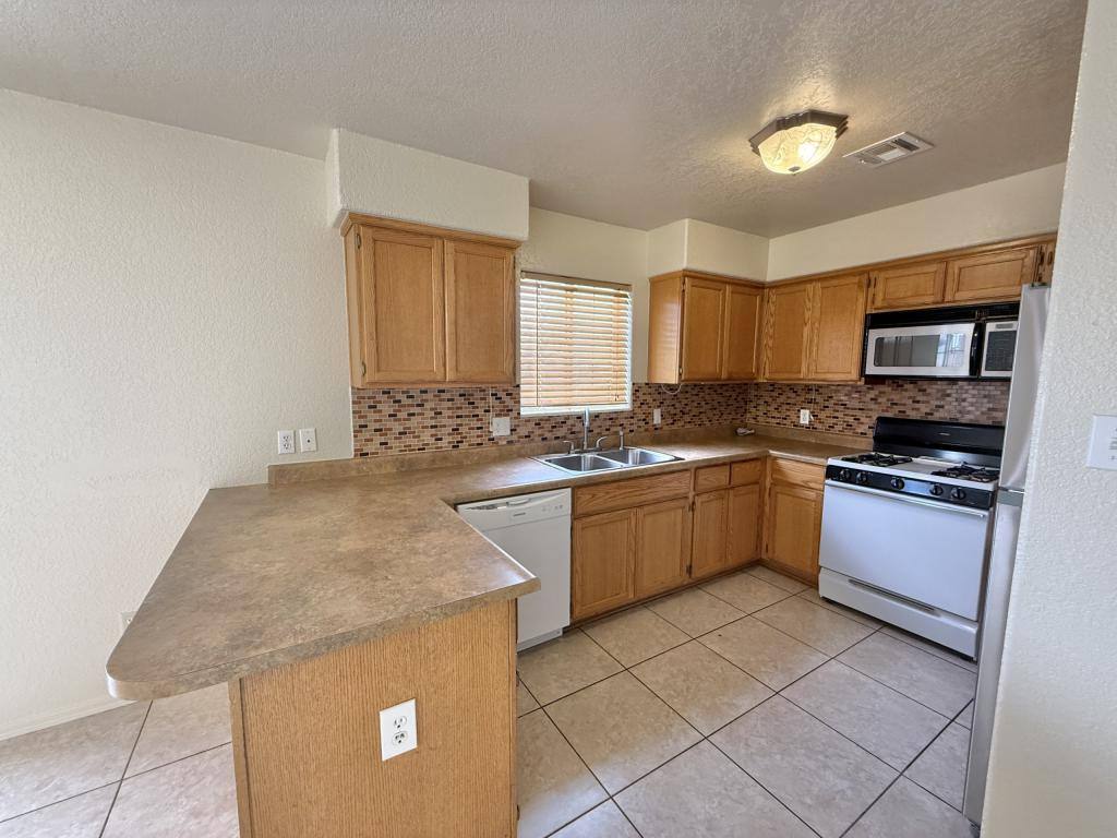 6222 E 42nd Lane, Yuma, AZ 85365 - House for Rent - Image 7