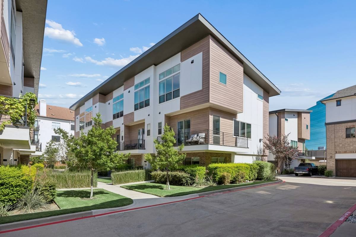 Townhouse for rent at 13900 Noel Rd #301, Dallas, TX 75240