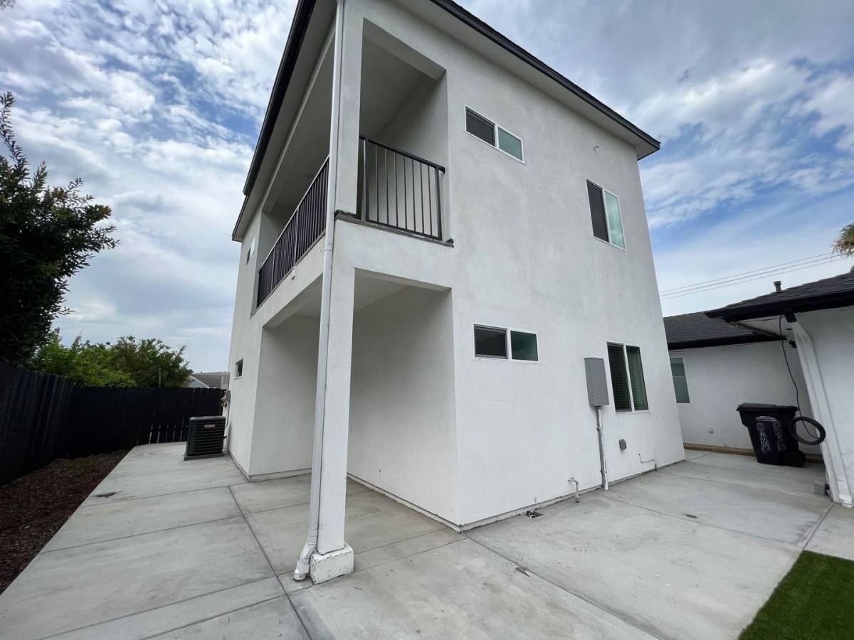 Townhouse for rent at 5047 Campanile Dr, San Diego, CA 92115