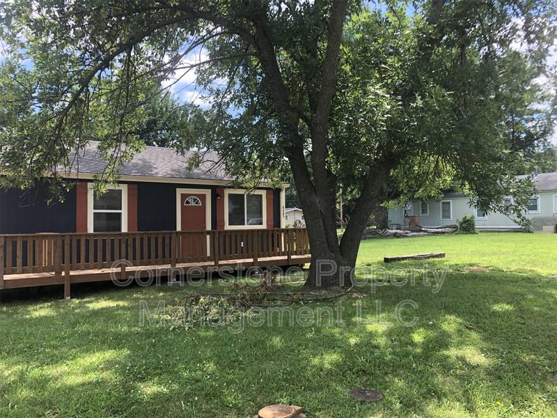 Townhouse for rent at 8285 Center Dr, De Soto, KS 66018