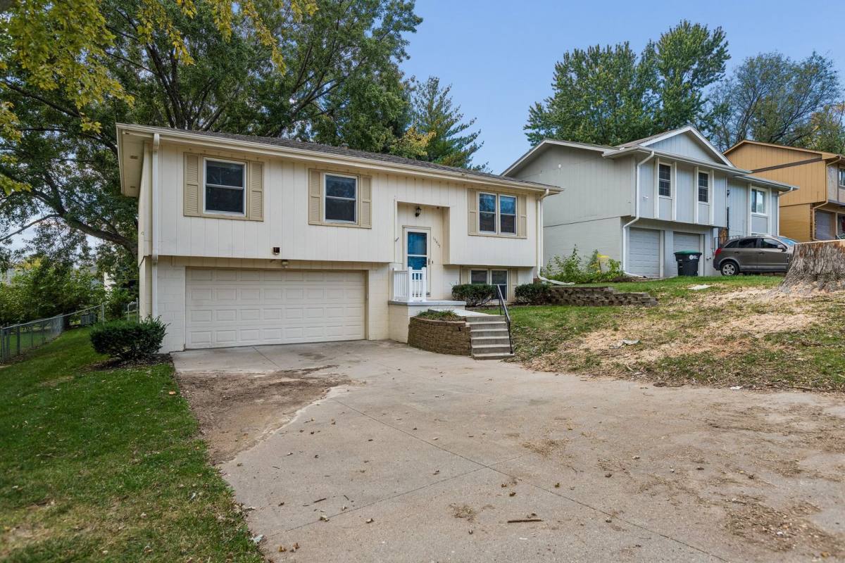 Apartment for rent at 15415 Douglas Cr, Omaha, NE 68154