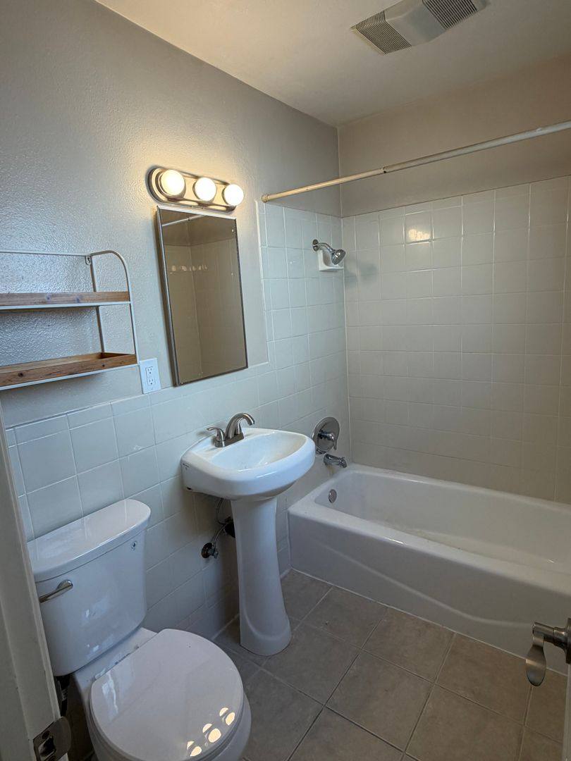 Apartment for rent at 2119 E Westport Dr, Anaheim, CA 92806