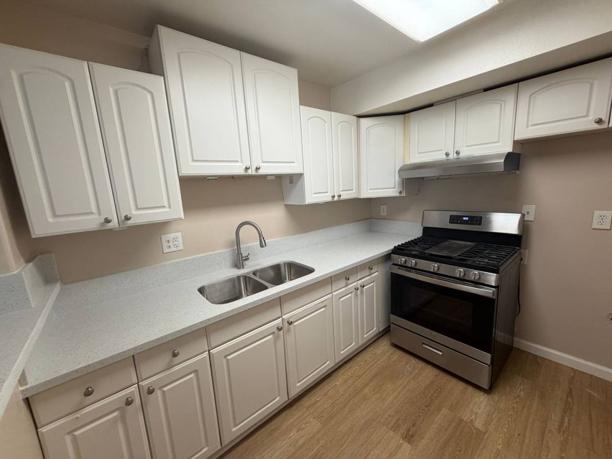 Apartment for rent at 2119 E Westport Dr, Anaheim, CA 92806