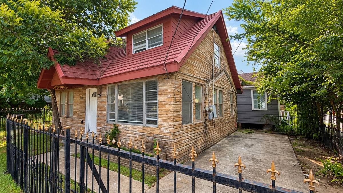 Apartment for rent at 3012 Live Oak St, Houston, TX 77004