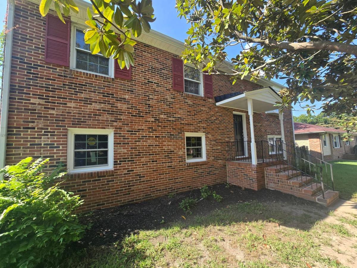 House for rent at 1211 Clifton Dr, Colonial Heights, VA 23834