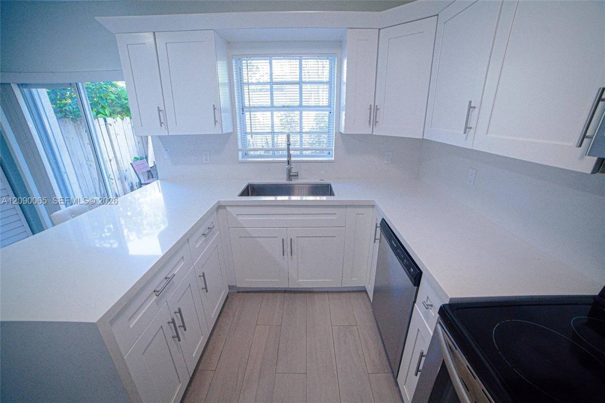 2050 NE 140th St #21, North Miami, FL 33181 - Townhouse for Rent - Image 7