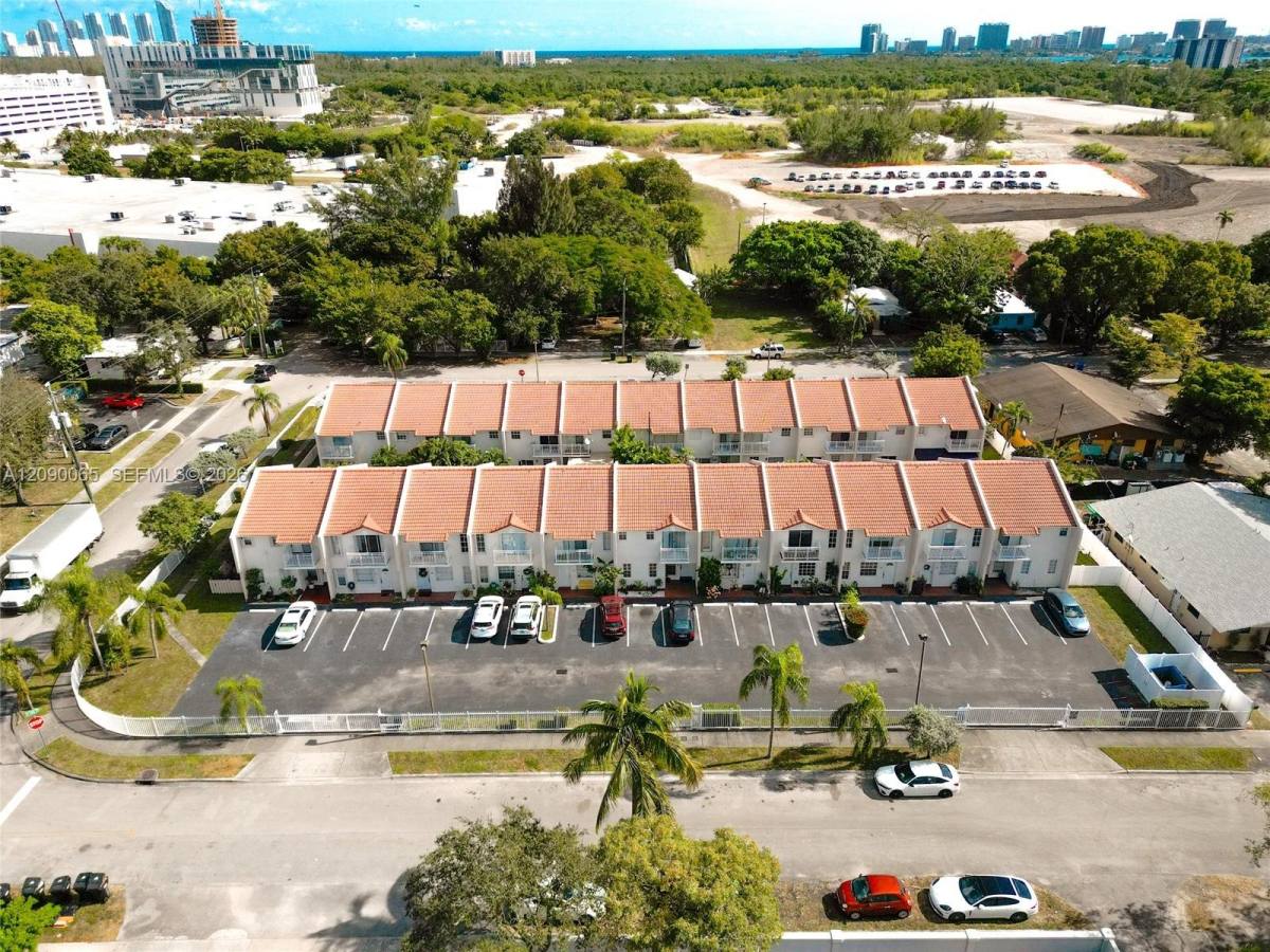 2050 NE 140th St #21, North Miami, FL 33181 - Townhouse for Rent - Image 3