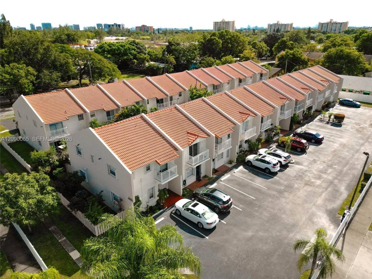 2050 NE 140th St #21, North Miami, FL 33181 - Townhouse for Rent - Image 2