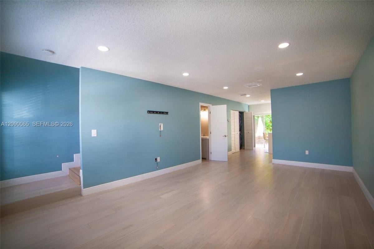 2050 NE 140th St #21, North Miami, FL 33181 - Townhouse for Rent - Image 4