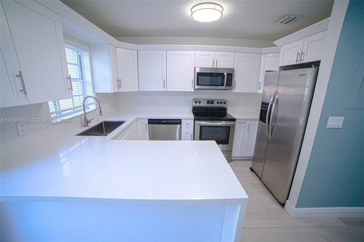 2050 NE 140th St #21, North Miami, FL 33181 - Townhouse for Rent - Image 8