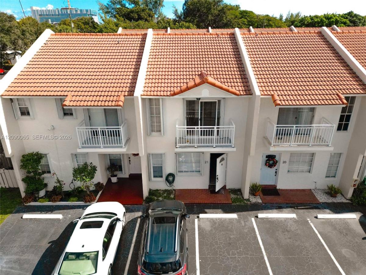 2050 NE 140th St #21, North Miami, FL 33181 - Townhouse for Rent - Image 1