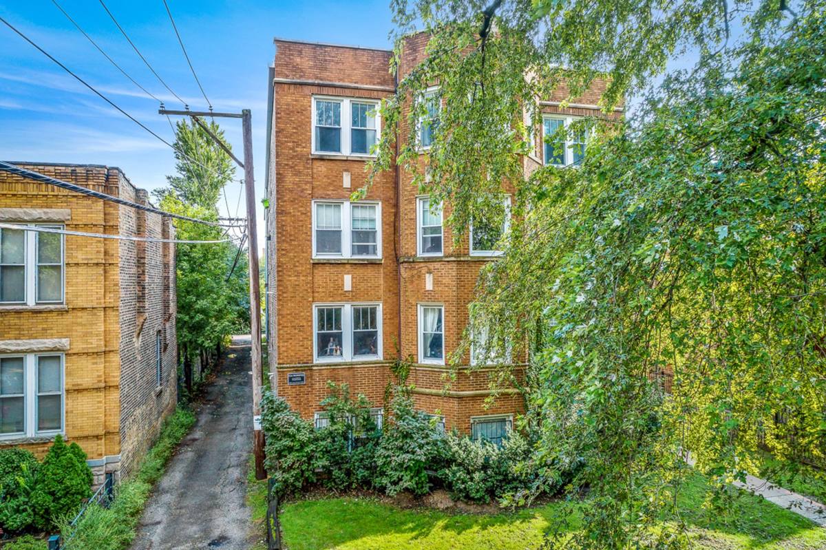 Apartment for rent at 4917 N Hermitage Ave, Chicago, IL 60640