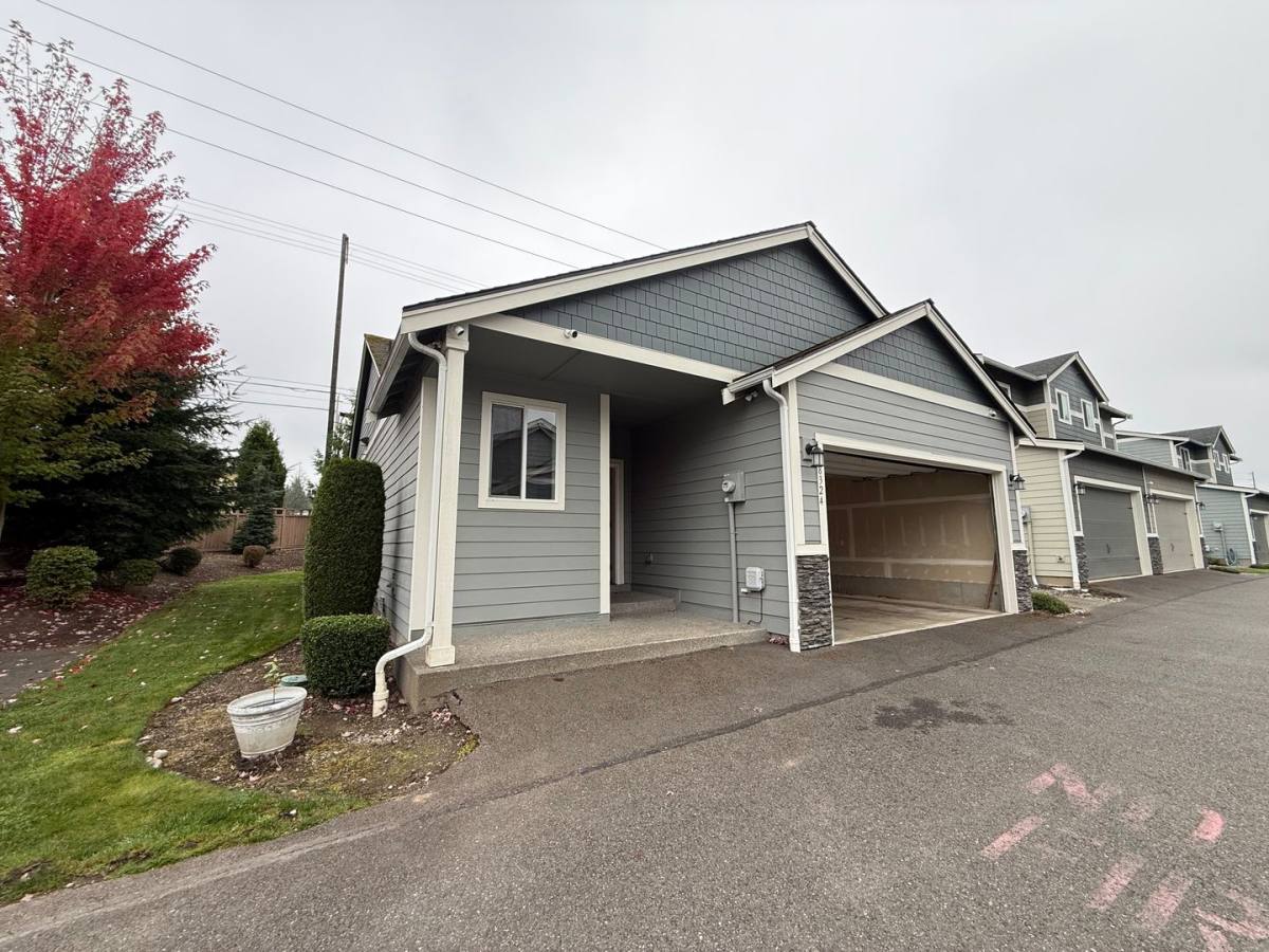 Townhouse for rent at 8324 175th St Court E, Puyallup, WA 98375