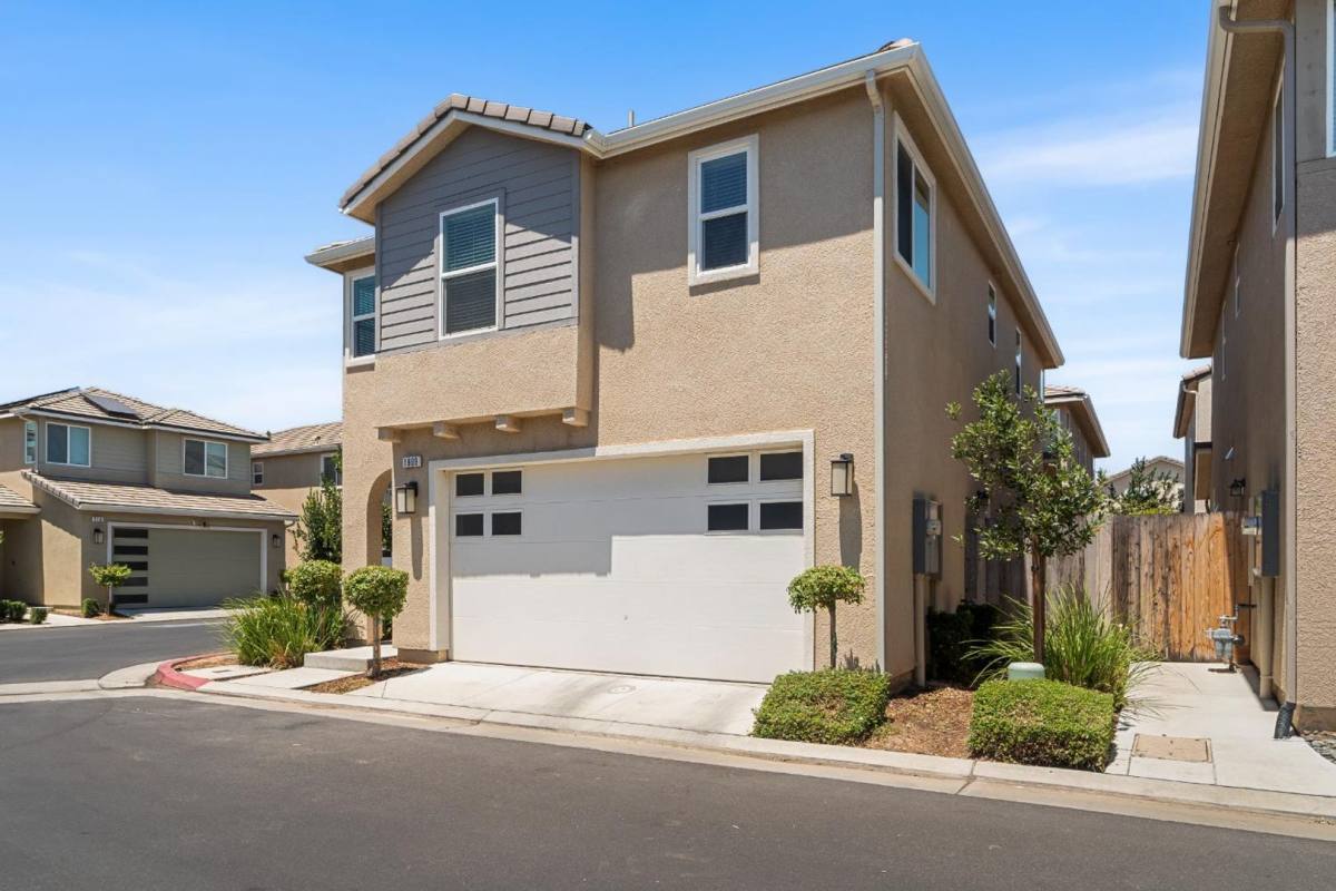 House for rent at 1909 Kelly Lane, Clovis, CA 93611