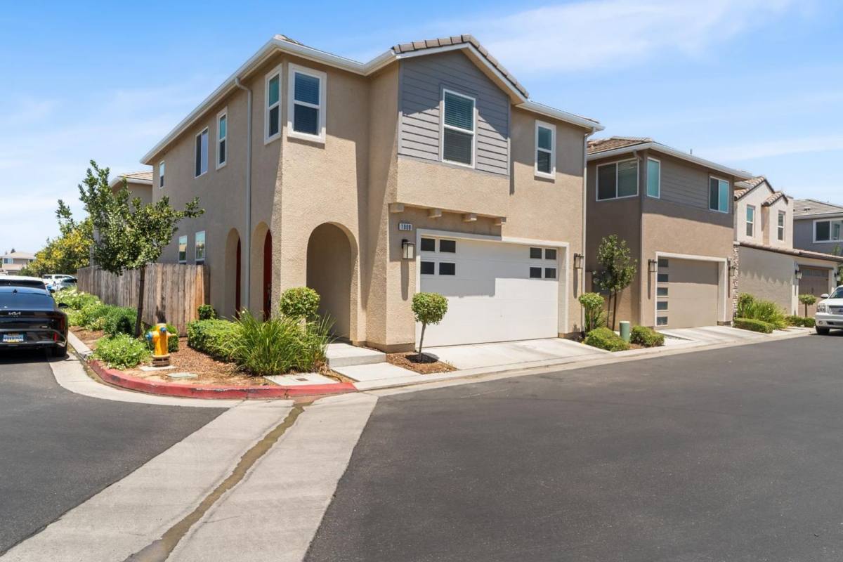House for rent at 1909 Kelly Lane, Clovis, CA 93611