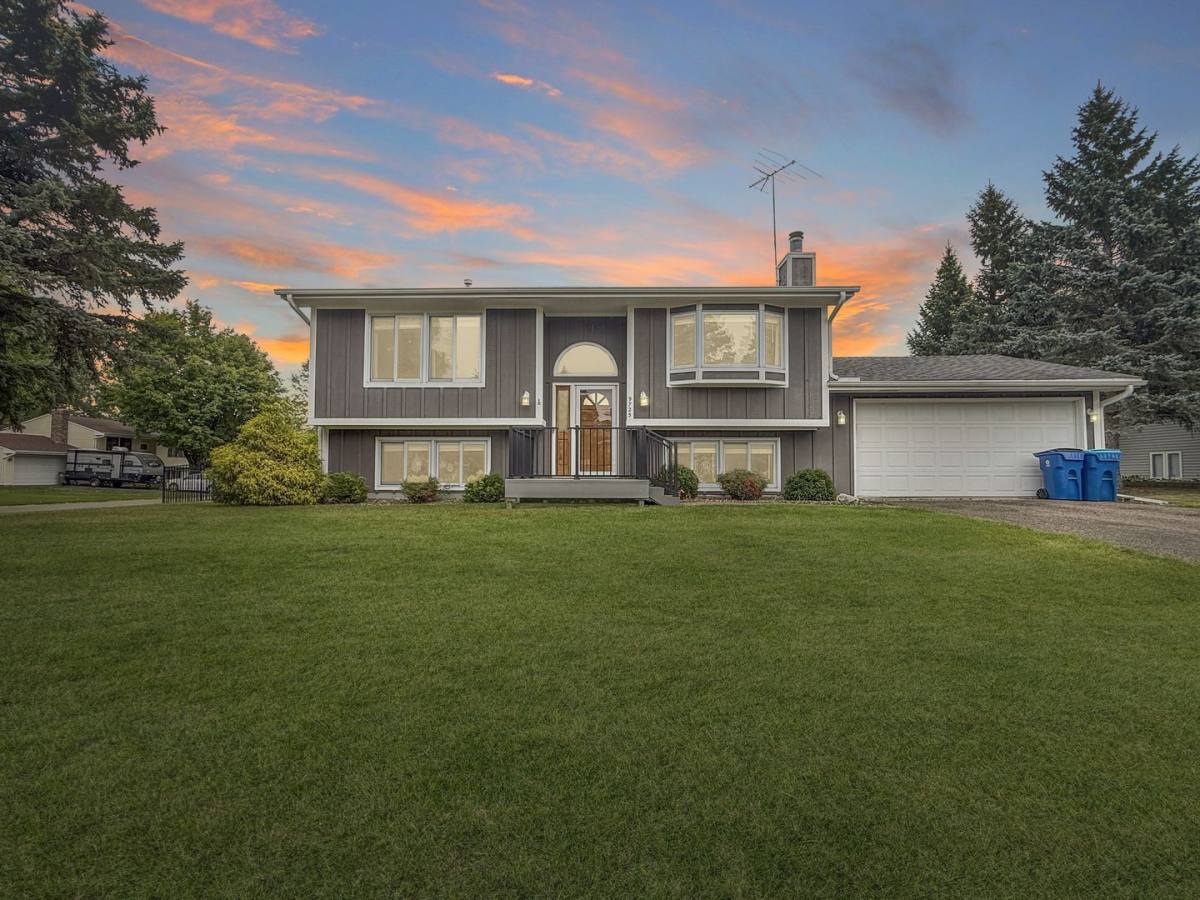 House for rent at 9725 Pallisades Circle, Eden Prairie, MN 55347