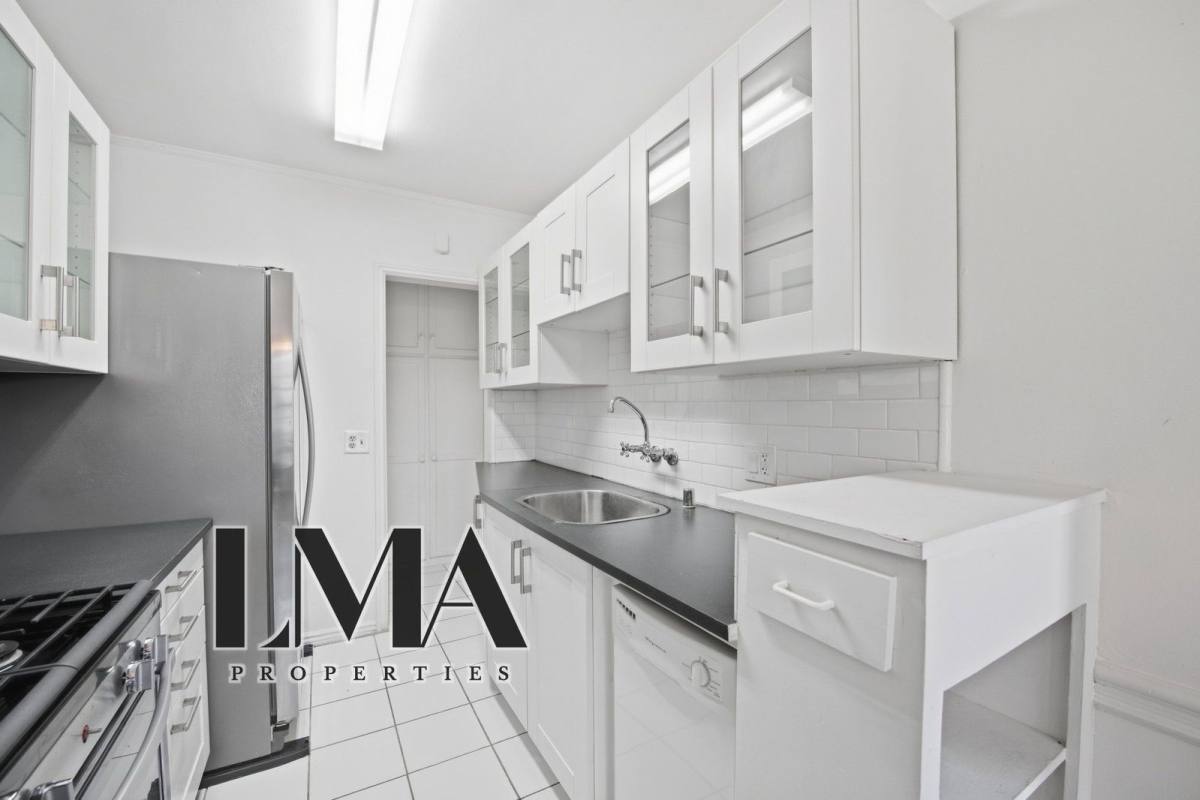 Apartment for rent at 136 S Roxbury Dr #5, Beverly Hills, CA 90212