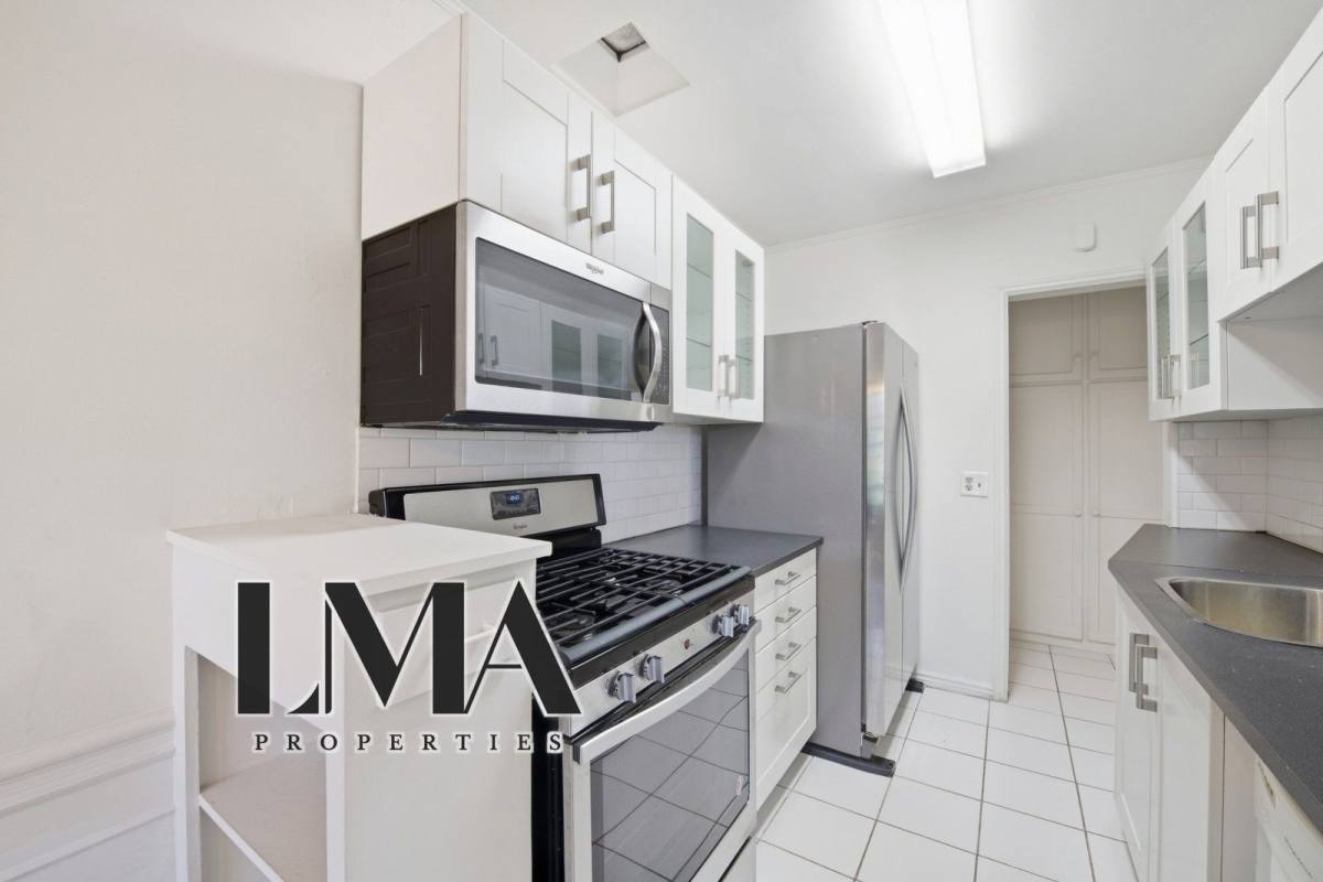 Apartment for rent at 136 S Roxbury Dr #5, Beverly Hills, CA 90212