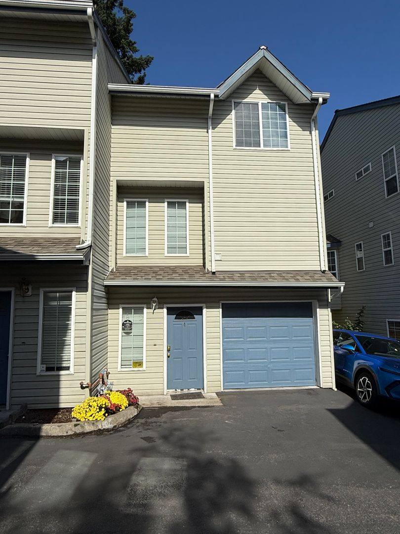 Townhouse for rent at 12549 Roosevelt Way NE #4, Seattle, WA 98125