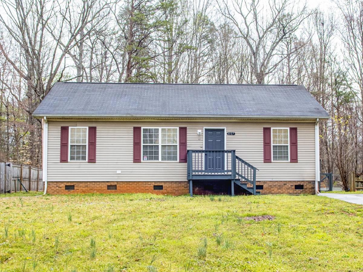 House for rent at 807 King Arthur Dr, Gastonia, NC 28056