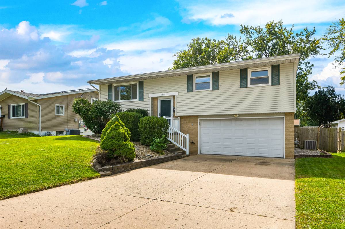 House for rent at 1610 W Oakglen Dr, Peoria, IL 61614