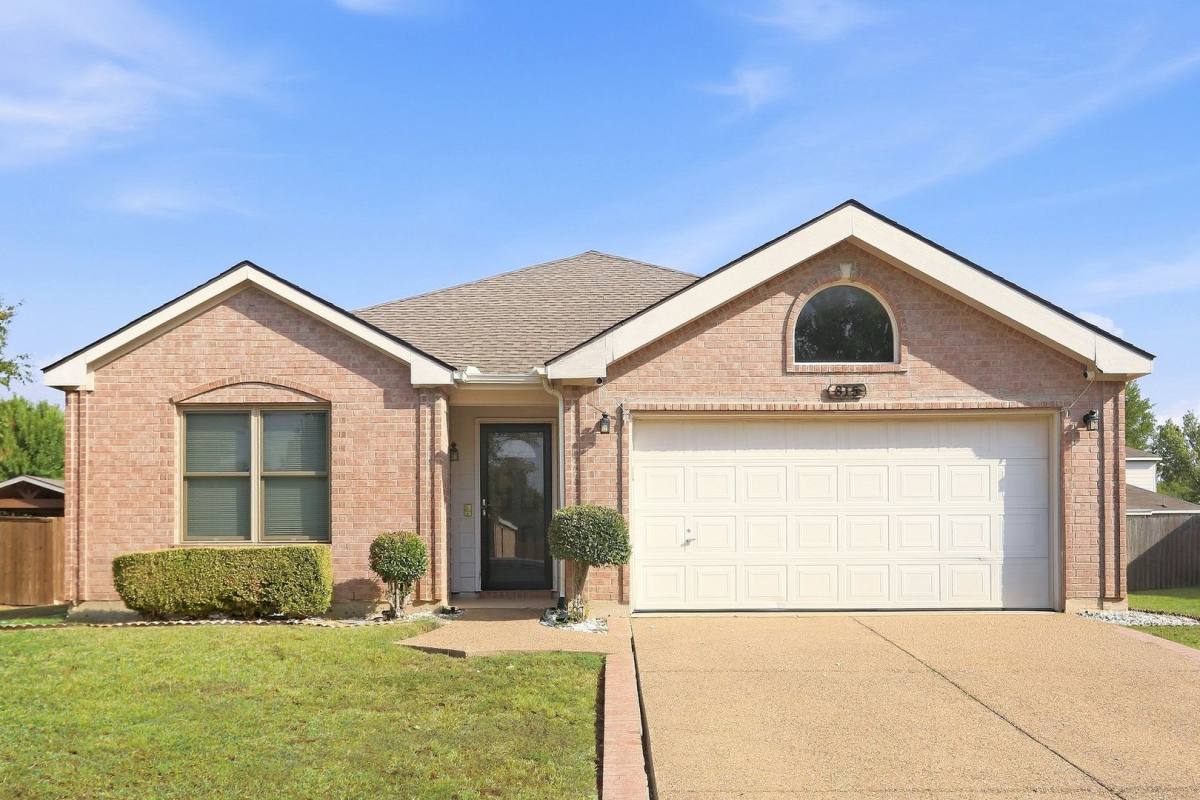 House for rent at 815 Breanna Way, Red Oak, TX 75154