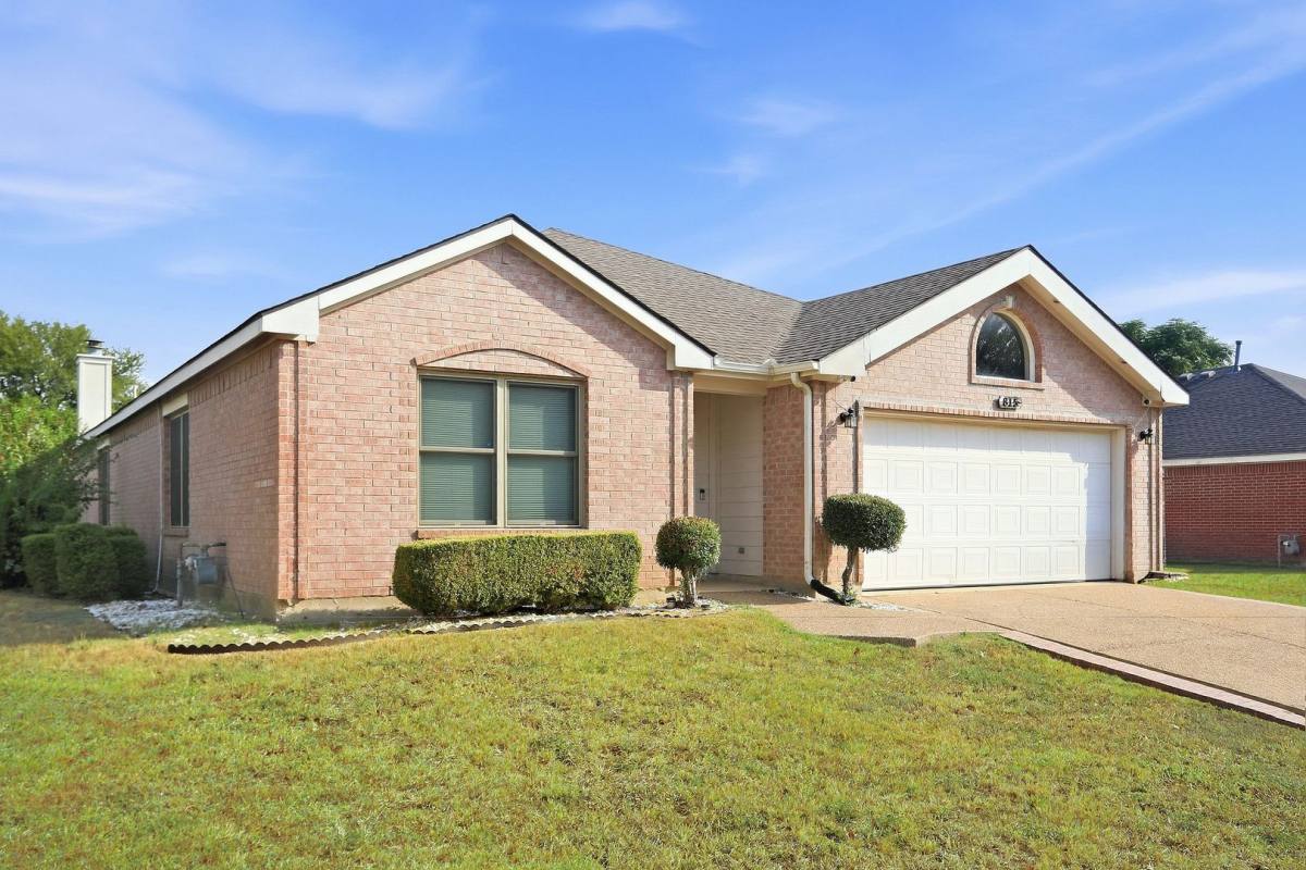 House for rent at 815 Breanna Way, Red Oak, TX 75154