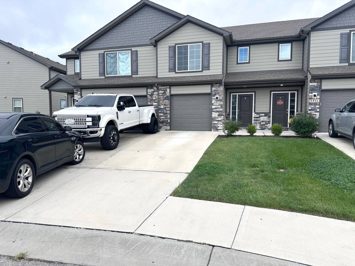 Townhouse for rent at 1542 NE Shale Court, Grain Valley, MO 64029