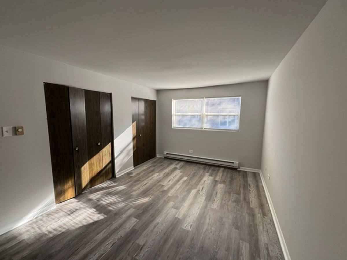 Apartment for rent at 4329 W Park Lane Dr, Alsip, IL 60803