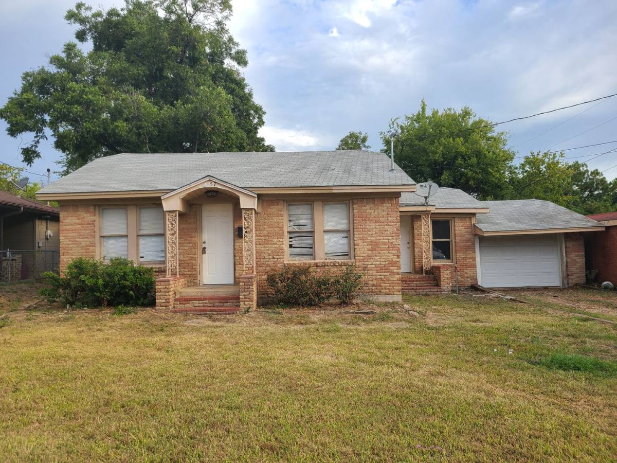 Apartment for rent at 2157 E Price St, Paris, TX 75460