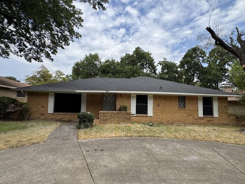 House for rent at 2121 Oak Valley Lane, Dallas, TX 75232