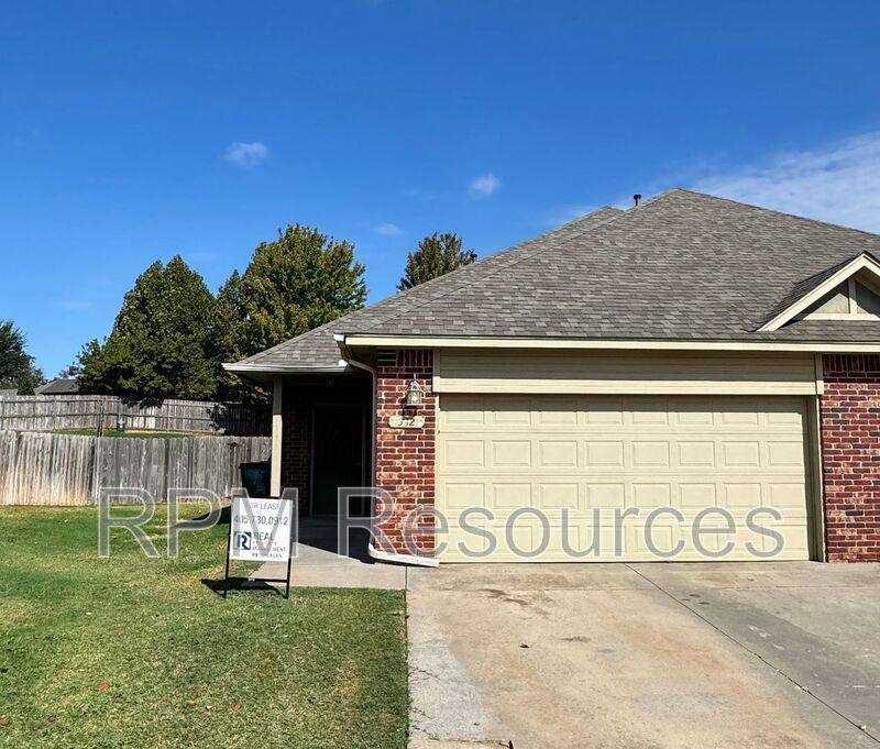 Apartment for rent at 13821 Oxford Dr, Edmond, OK 73013
