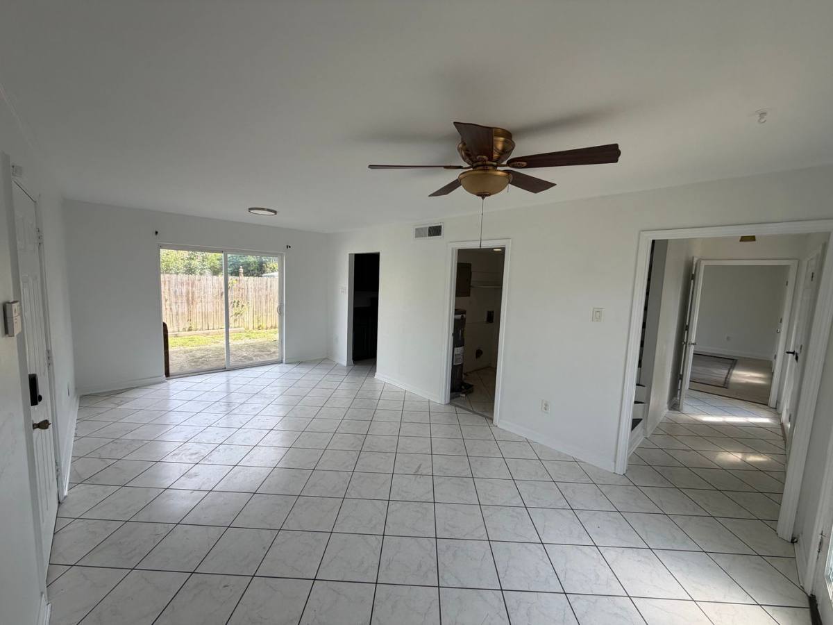 Townhouse for rent at 3725-27 N I-10 Service Rd, Metairie, LA 70003